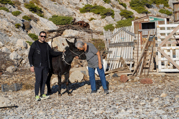 Η Κυρά Ρηνιώ απέκτησε συντροφιά! Ένα γαϊδουράκι θα της κρατάει παρέα στην Κίναρο