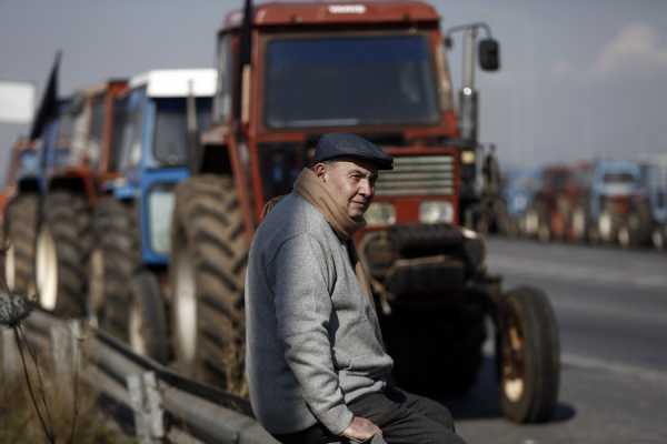 Μπλόκο αγροτών και στο αεροδρόμιο «Μακεδονία»